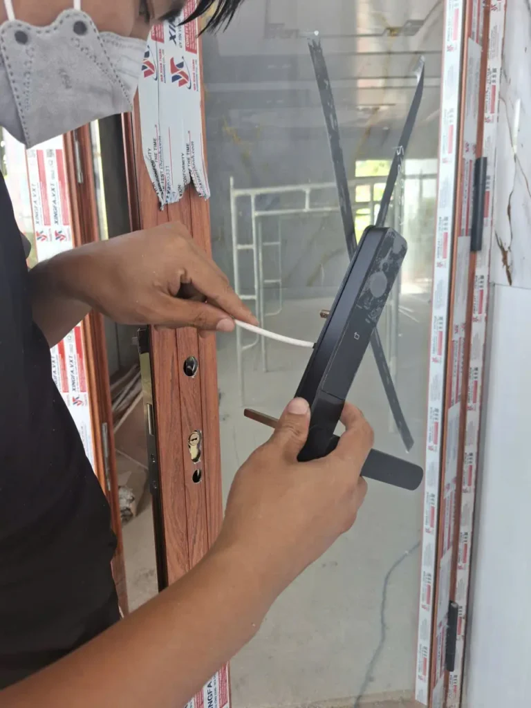 Lắp Đặt Khóa Vân Tay Cửa Nhôm Ximex XN-Y02